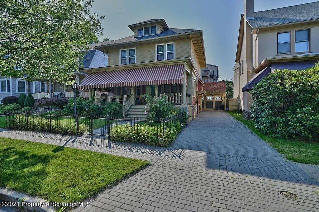 916 Taylor Ave photo 1