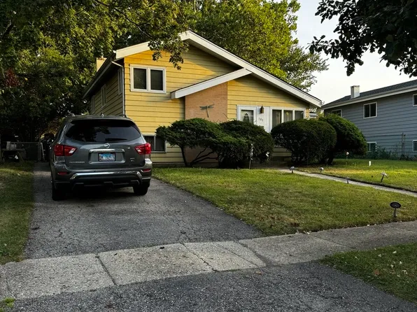 701 W James St, Villa Park, IL 60181