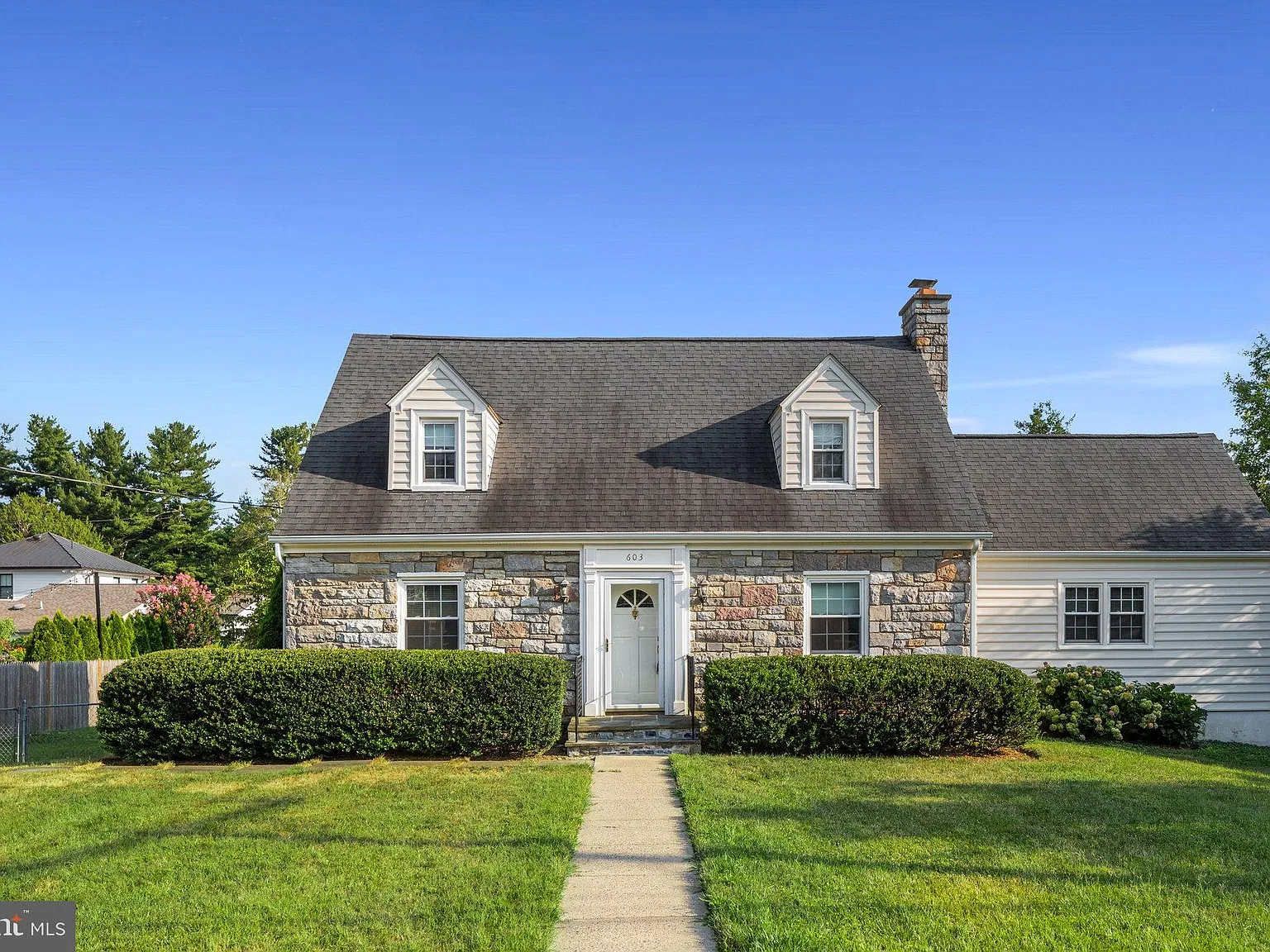 4 bed, 2.5 bath, 1964 sqft, $3,500 — Photo 2