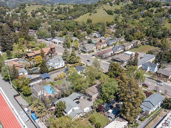 3rd image of 415 N Cloverdale Boulevard