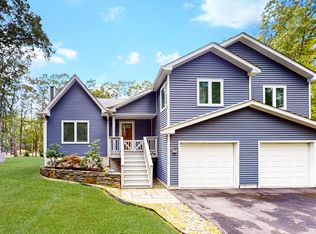 808 Tanager Ct, Hawley, PA 18428