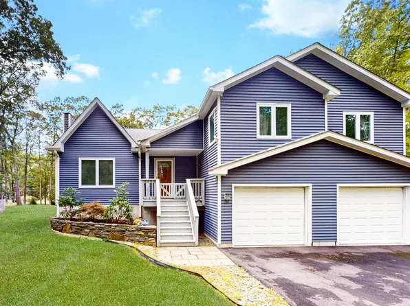 808 Tanager Ct, Hawley, PA 18428