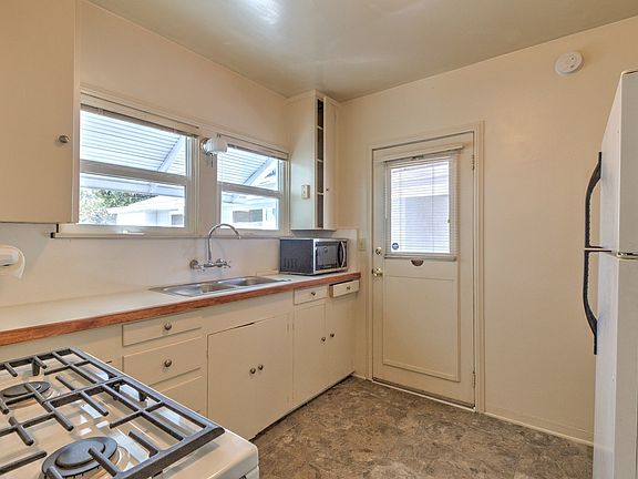 5th image of 1320 1/2 E Colton Ave