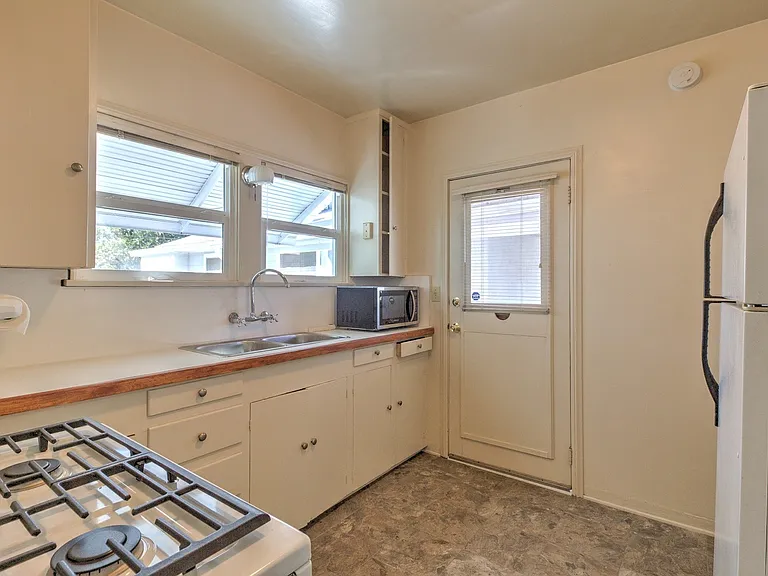 1320 1/2 E Colton Ave — Photo 5