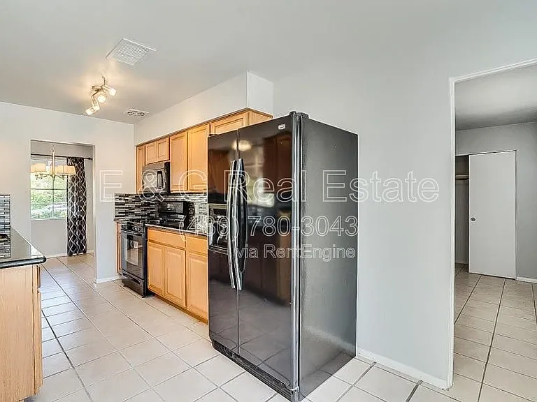543 W 19th St — Photo 6