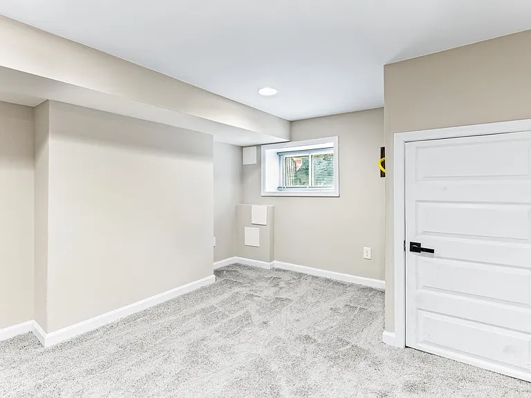 233 N Rose St — Photo 32