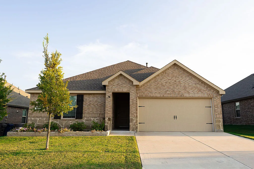 3 bed, 1453 sqft, $2,495 — Photo 1