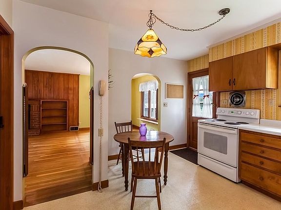 5th image of 8 Marthas Ln