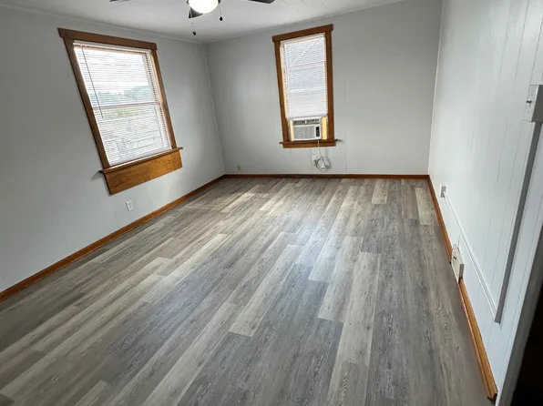 105 1/2 S 3rd St #105-1/2, Youngwood, PA 15697