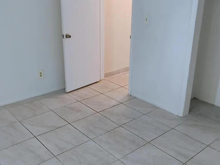 5039 NW 42nd St — Photo 34
