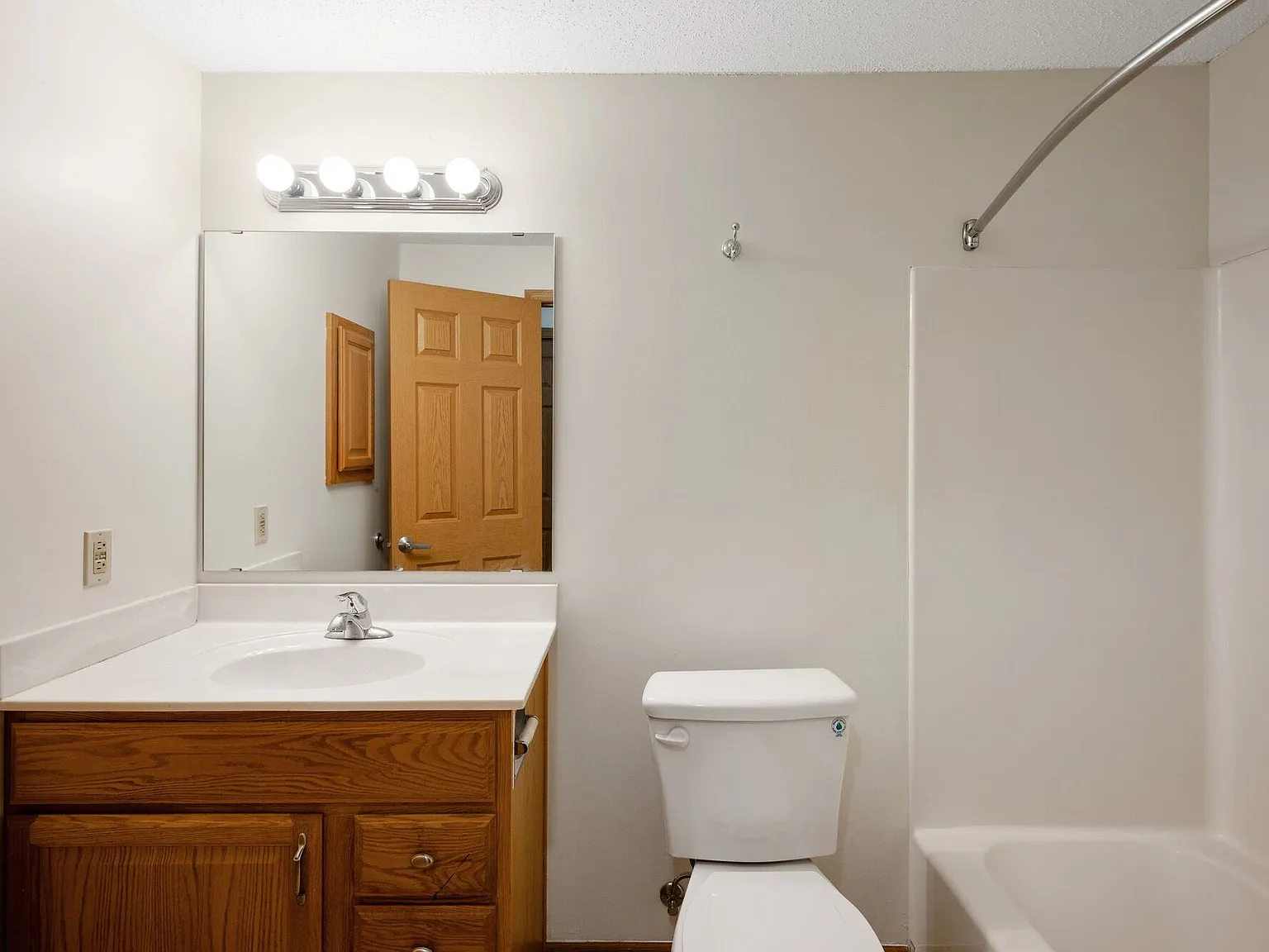 Raintree West Apartments — Photo 4