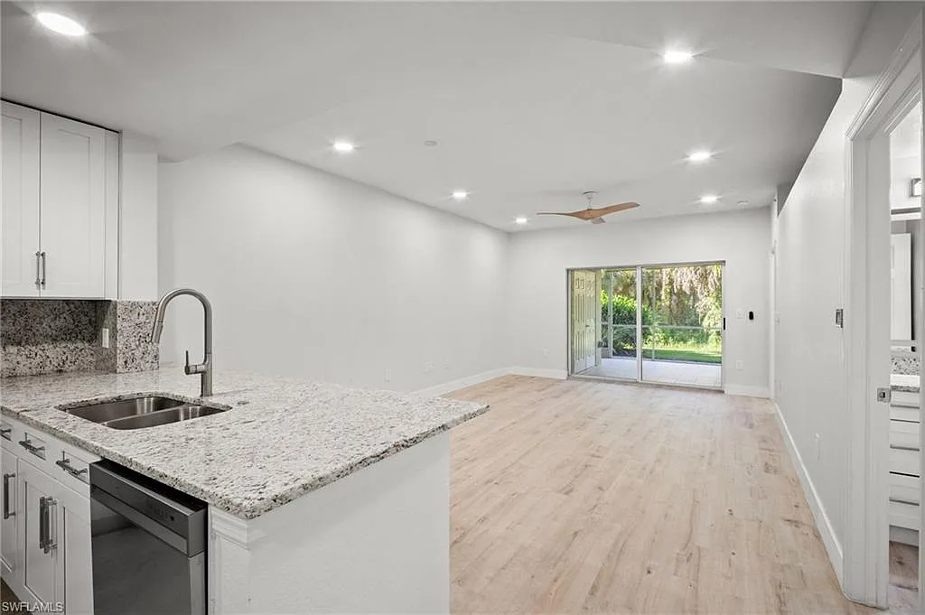 2 bed, 2.0 bath, 915 sqft, $1,895 — Photo 2