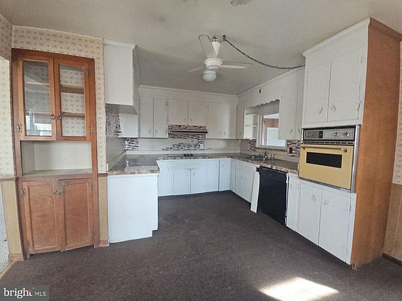 5th image of 415 Carlton Ave