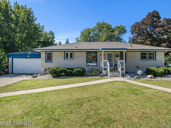 210 Circle Dr, Flushing, MI 48433