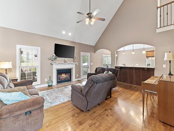4th image of 998 Willow Cir
