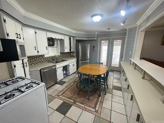 5th image of 106 Pleasant Valley St
