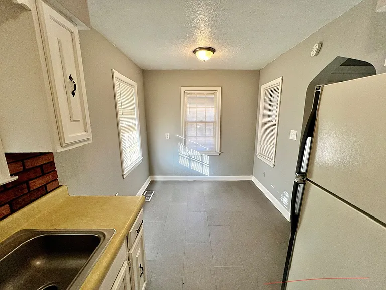 2304 S Hall Rd — Photo 2
