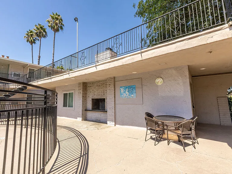 Golden Oaks Apartment — Photo 5