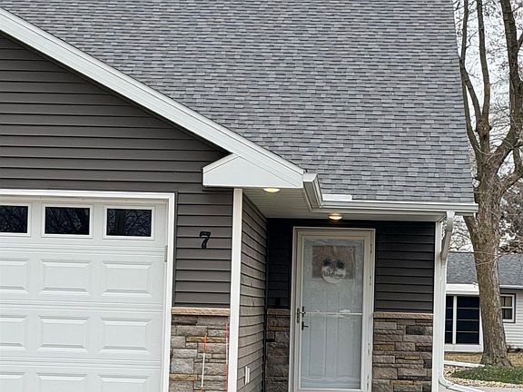 4th image of 94 N Emerald Dr #7