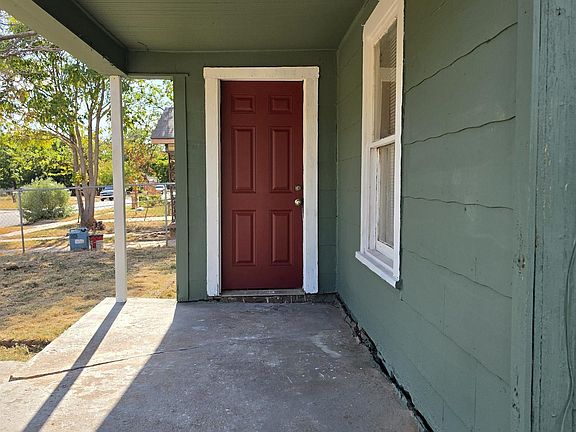 3rd image of 718 Welch St