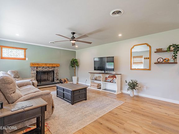 4th image of 2319 Norris Ln
