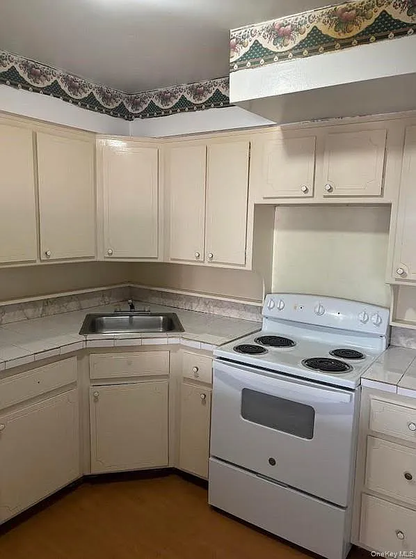 Building Photo - 91-04 75th St #2