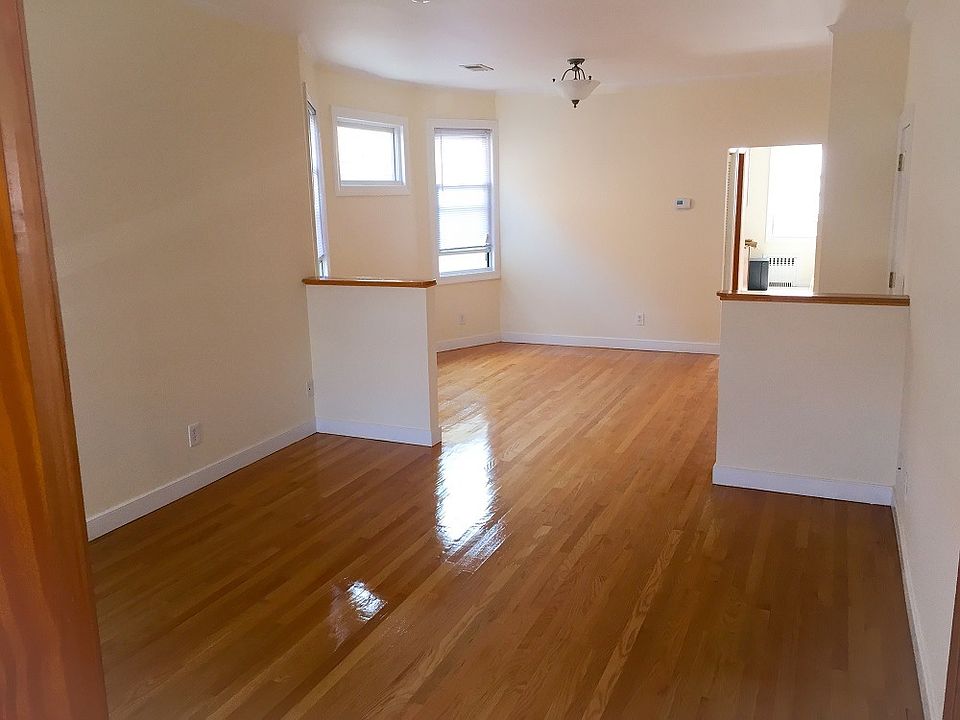 1st image of 54 Oxford Pl #2