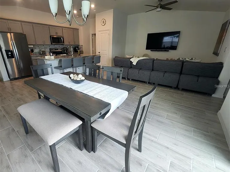 1055 Papaya Cir — Photo 4
