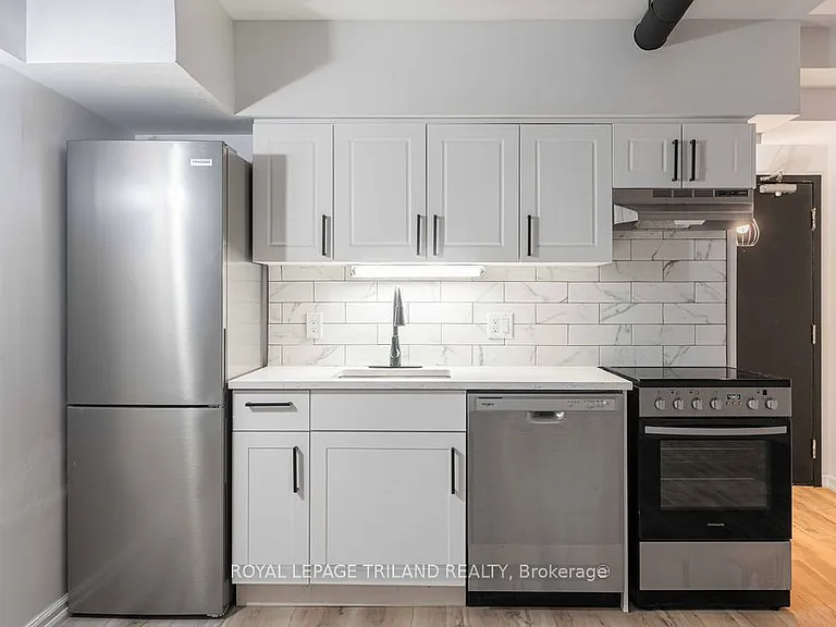 330 Clarence St #B2 — Photo 3