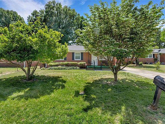 3rd image of 2506 Aster Dr