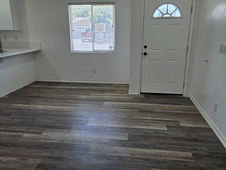 1026 W Lark Ave — Photo 1