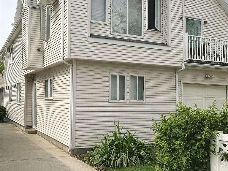 338 E Fulton St — Photo 1