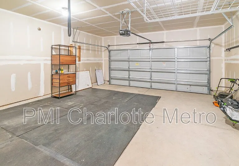 8019 Rowling Dr — Photo 15