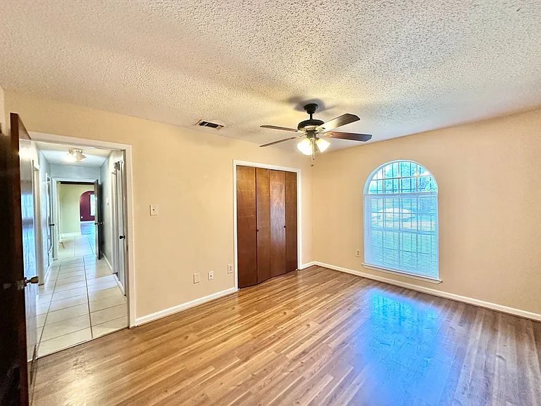 912 Laurie Ln — Photo 24