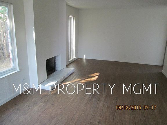 Living Room w/fireplace