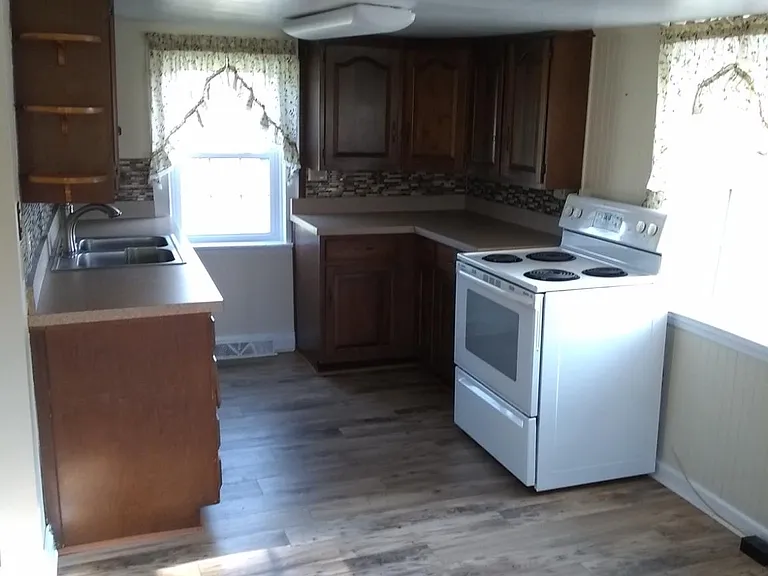 442 Green Ln — Photo 7