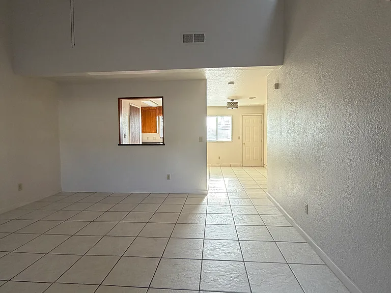 600 E Hawkeye Ave #B — Photo 3