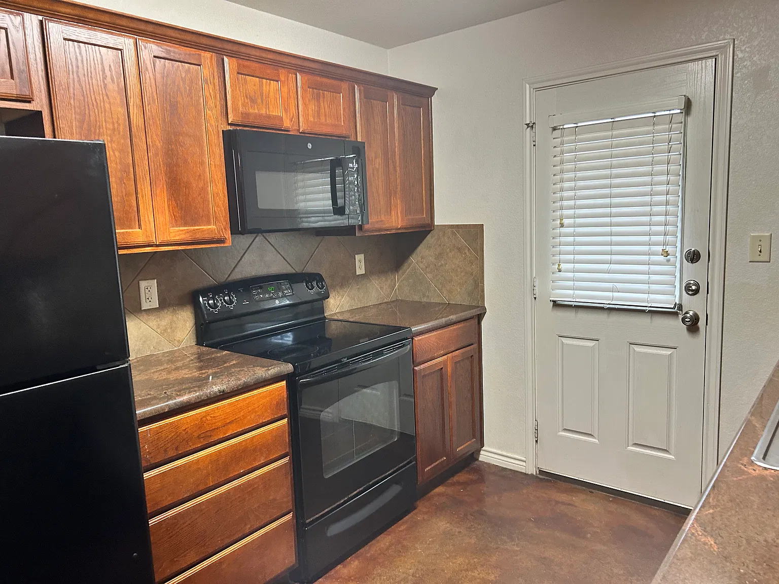 3 bed, 1295 sqft, $1,295 — Photo 4