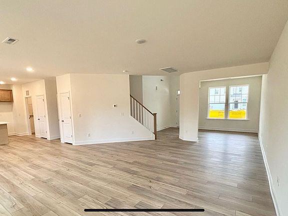 4th image of 271 Creekhaven Dr