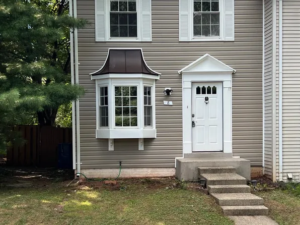 8 Wyatt Ct, Sterling, VA 20165