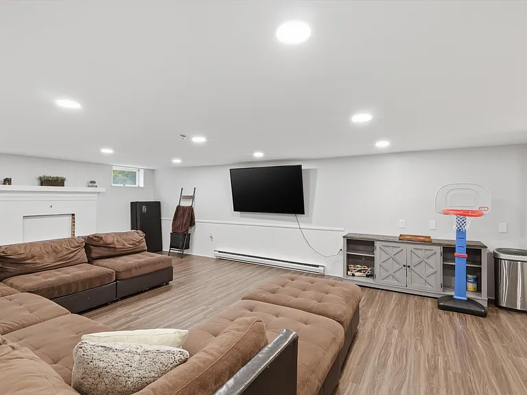 9 Linden Blvd — Photo 27