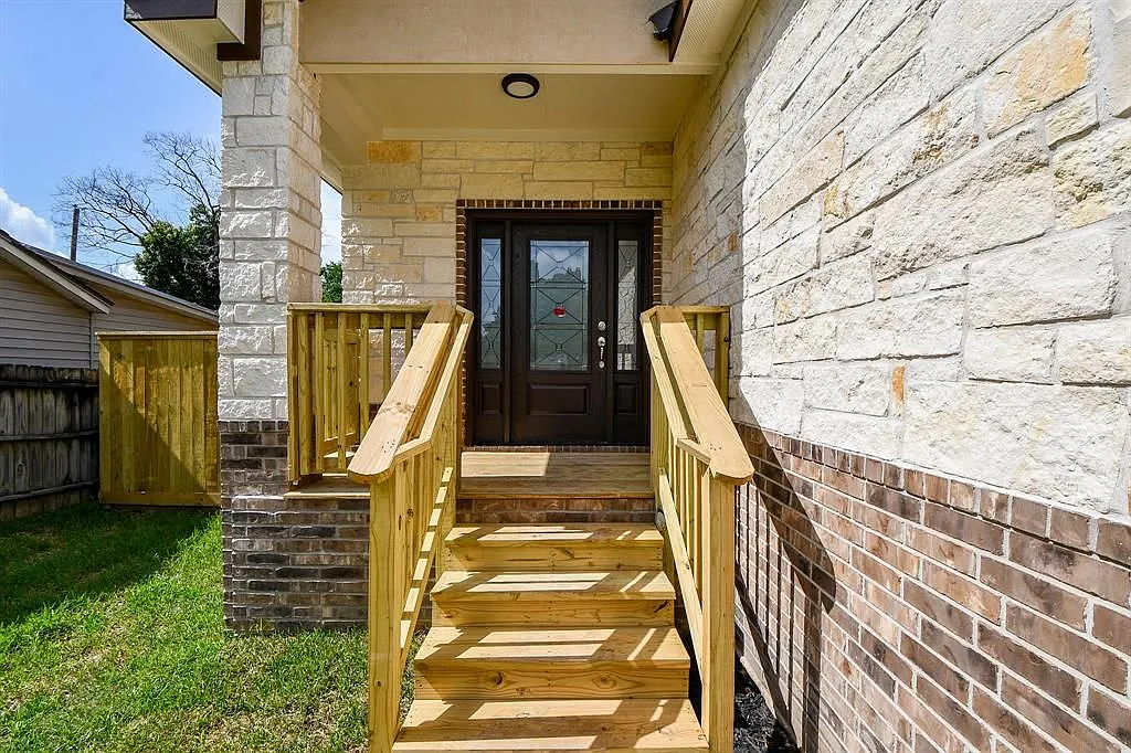 3 bed, 2.0 bath, 1705 sqft, $2,300 — Photo 3