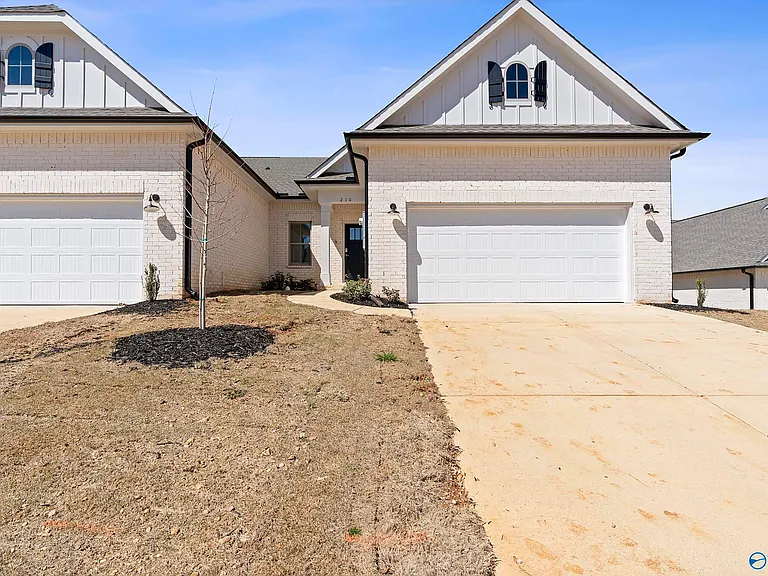 210 Osceola Cir — Photo 1