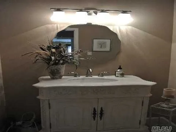 703 Drew Dr, Saint James, NY 11780