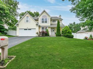 21 Rolling Hill Dr, Patchogue, NY 11772