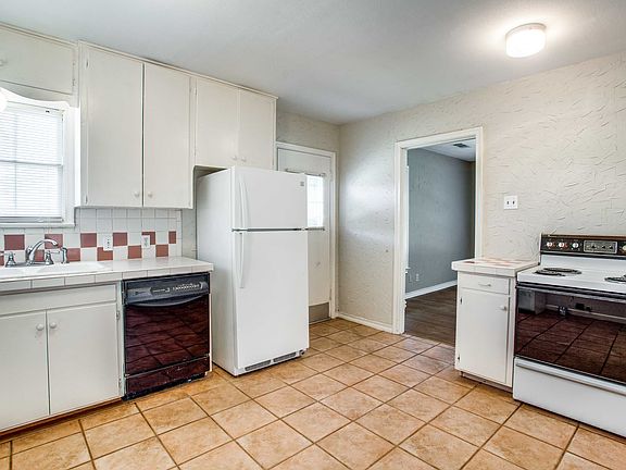 4th image of 9407 Forest Hills Pl