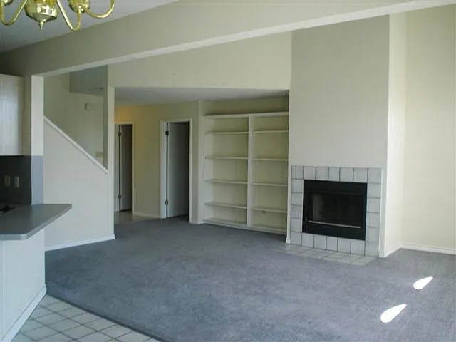 3 bed, 2.5 bath, 1723 sqft, $2,700 — Photo 2