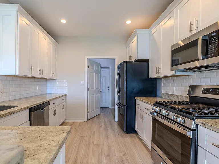2422 Cardinal Dr — Photo 4