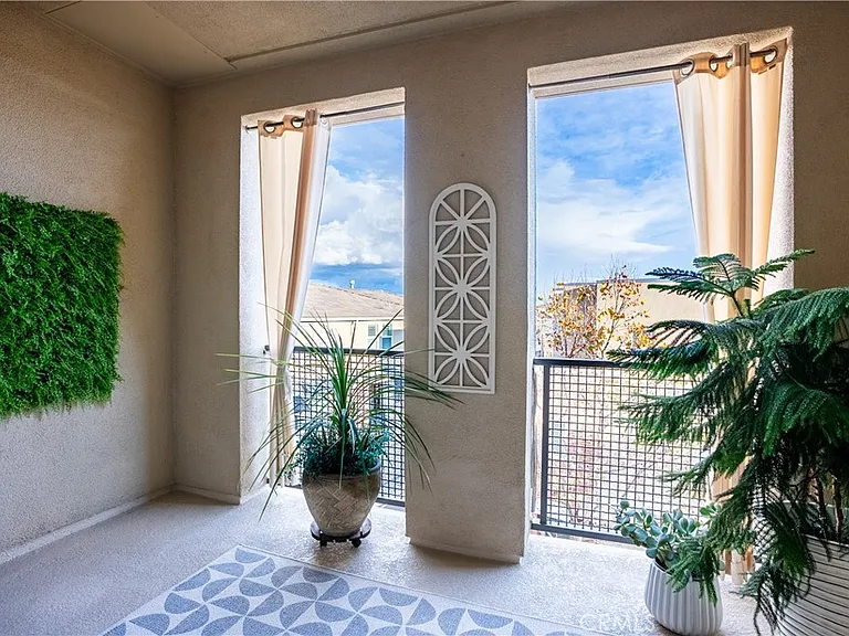 71 Vantis Dr — Photo 24