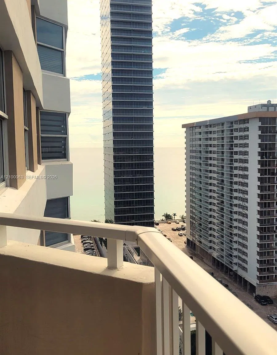 Hemispheres Condo — Photo 2